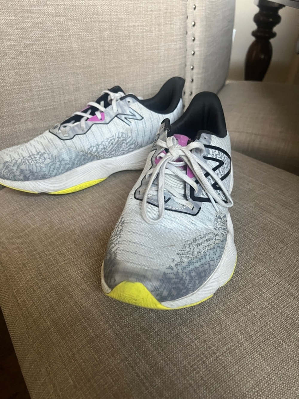 New Balance Women’s Light Gray Running Shoes Yellow & Pink Accents Size 10-11